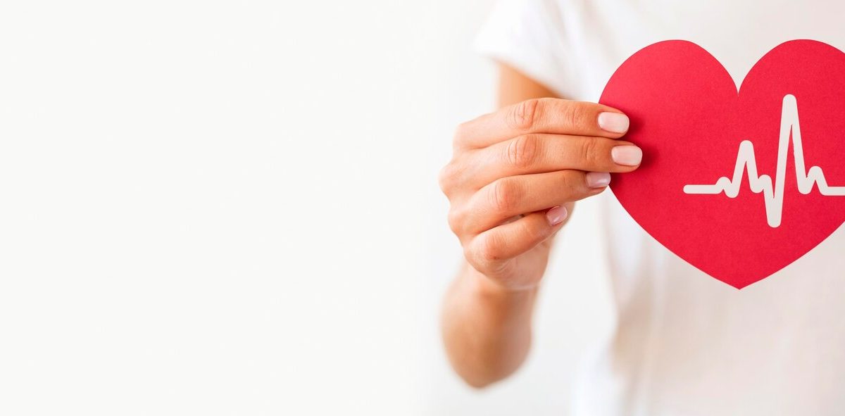vista-frontale-della-donna-che-tiene-il-cuore-di-carta-con-il-battito-cardiaco_23-2148635119
